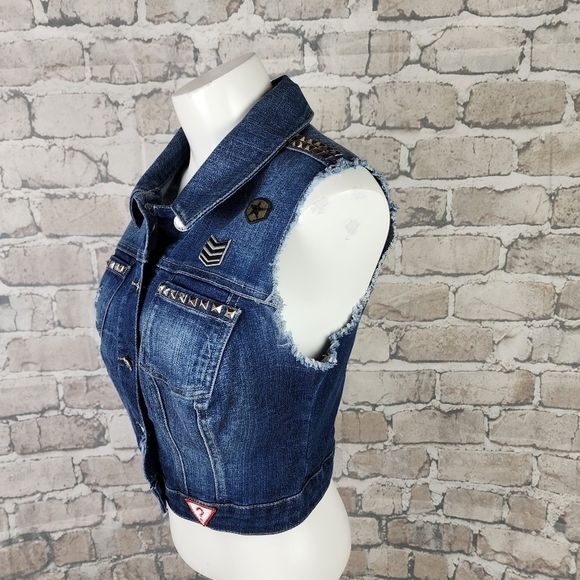 Guess Distressed Denim Vest Medium Blue Wash Button Front Studded Patches Size M - Picture 13 of 16